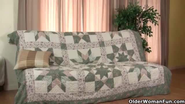 Mom's new pantyhose get her juices flowing - XVIDEOS.COM