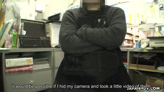 Voyeur catches a couple have oral in a sex shop - XVIDEOS.COM
